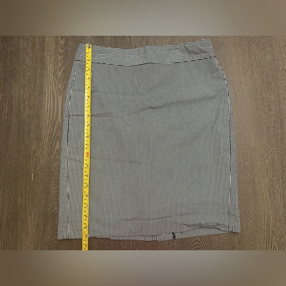 BANANA REPUBLIC NAVY AND WHITE STRIPED BUSINESS CASUAL SKIRT - Size 4 SKU:452 - Picture 3 of 6